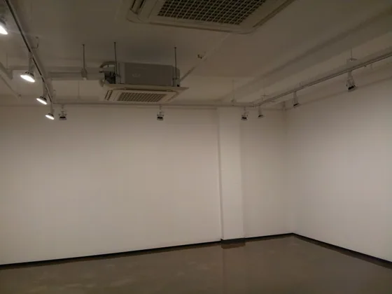 홍대 화랑 작품 설치 전 전시 벽면