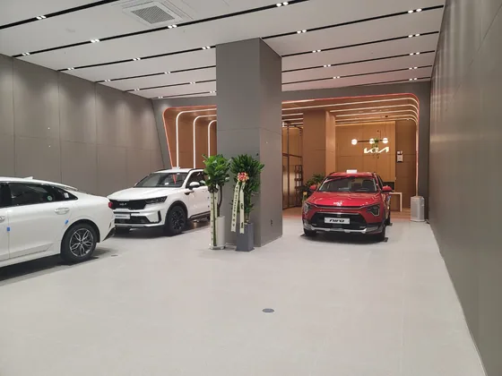 KIA 대원대리점 차량 전시장