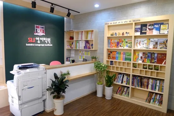 SLI영어학원 안내 공간과 책장