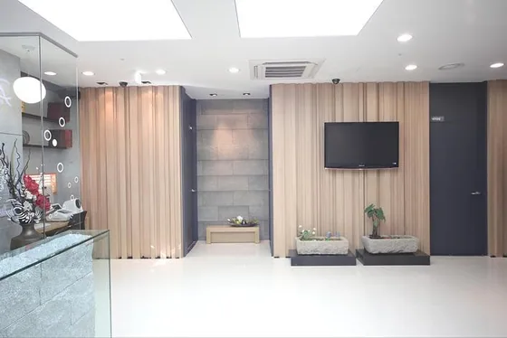 비뇨기과 진료 공간 접수·대기 공간