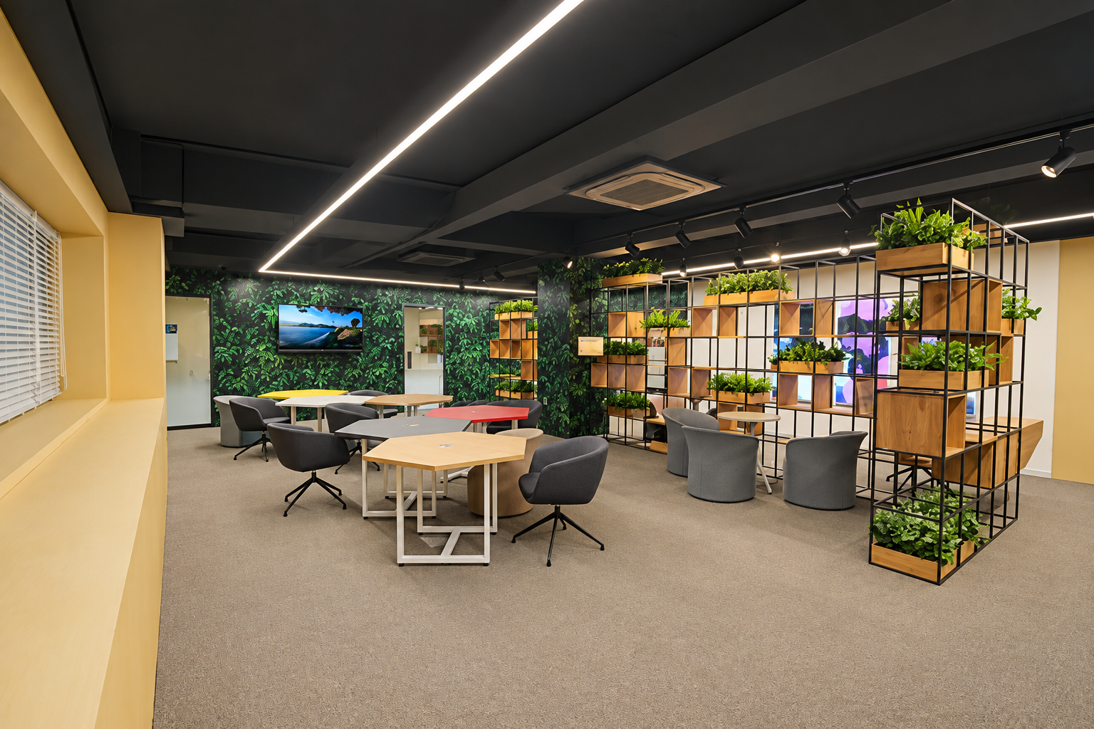 PLAY WORLD OFFICE의 테이블과 선반 파티션이 배치된 업무 공간
